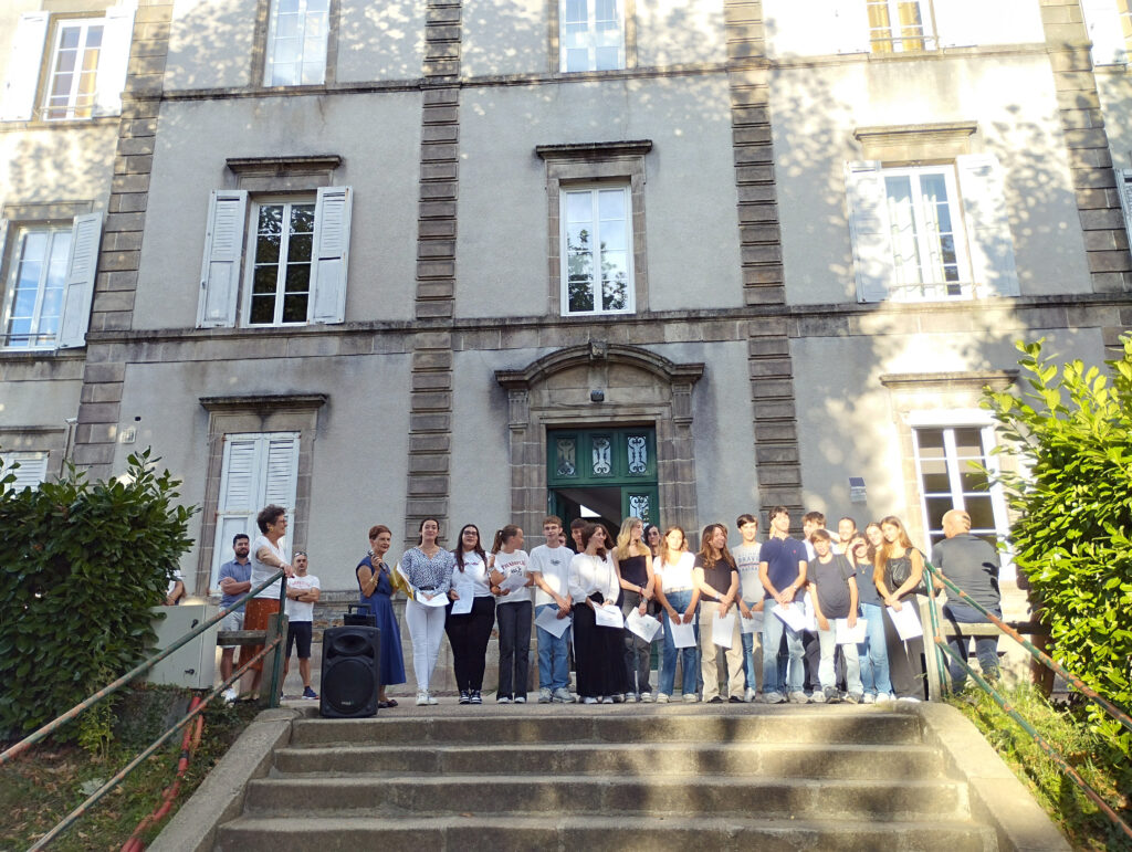 Remise d'un diplôme de longévité aux élèves ayant effectué toute leur scolarité à Jeanne d'Arc.