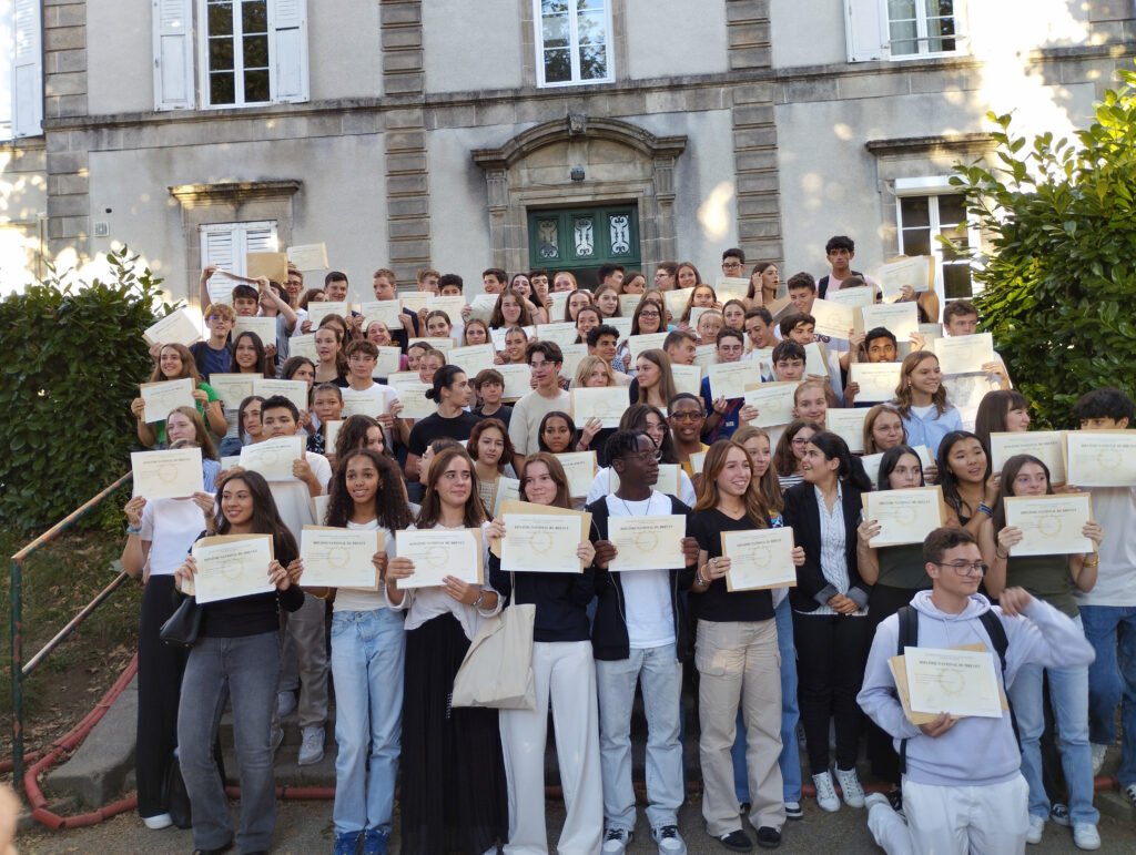 Tous les anciens élèves de 3ème de Jeanne d'Arc avec leur diplômes.