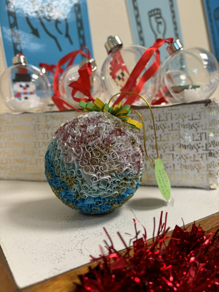 boules-de-noel-eleve-ecole-primaire-jeanne-darc-limoges-chdf-2023